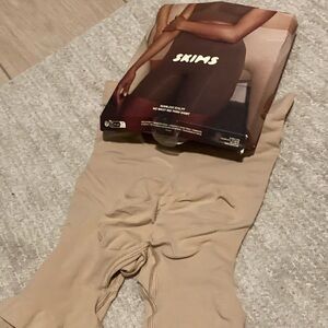 Skims - solutionwear mid waist mid thigh short